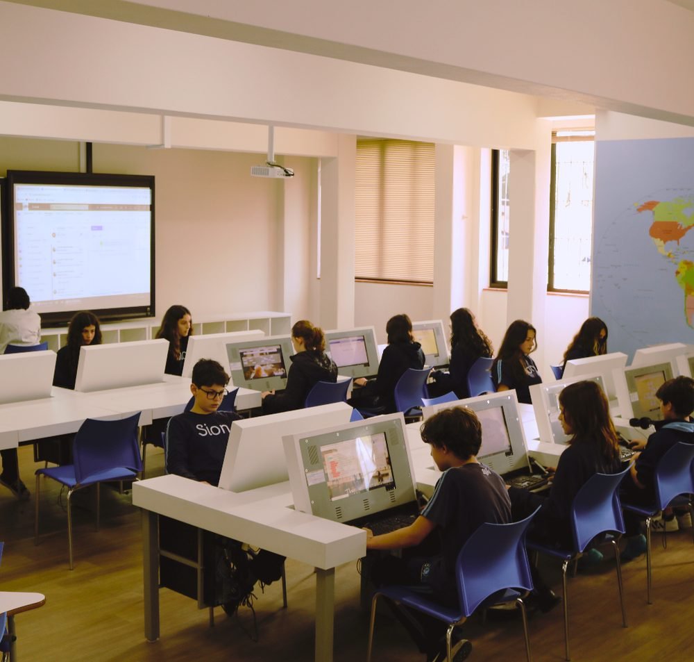 Alunos em sala multimídia