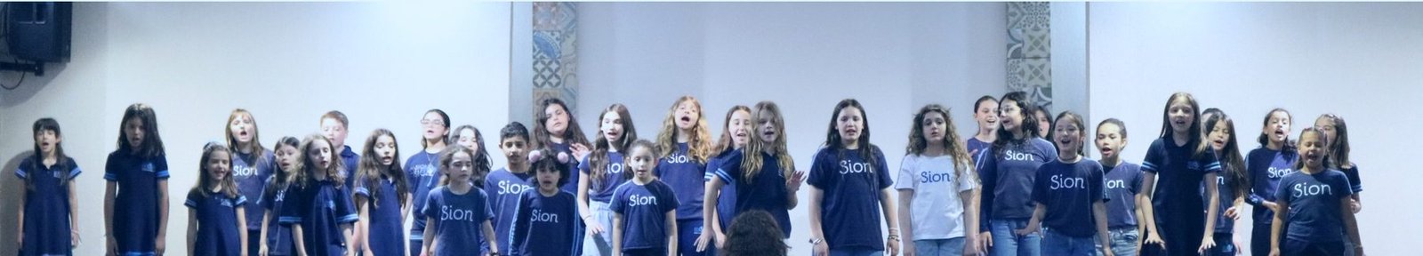 Alunos do Sion em apresentação de coral